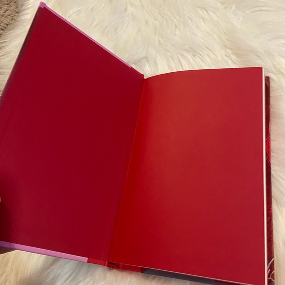 Bella Thorne Autographed Book “Life Of A Wannabe Mogul: Mental Disarray” - Picture 4 of 4